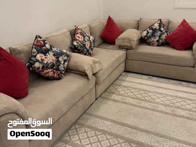 صاله وطاوله طعام