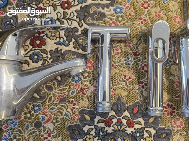 متوفر مكسر للحمام وعدد 3 حبات شطاف حمام بحالة جيدة