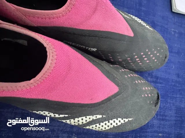 حذاء رياضي اصلي مستعمل للبيع من اديدس