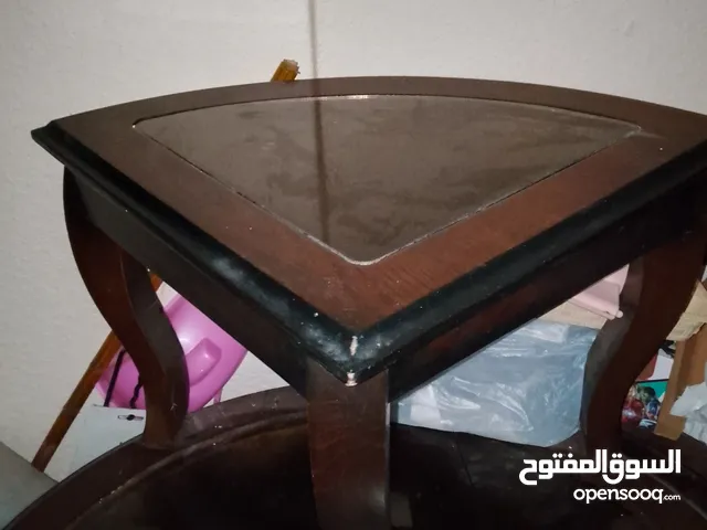 طاوله وسط خشب الاصلي استعمال خفيف بس الطاوله الوسطيه وقزاز مكسور فيها للبيع