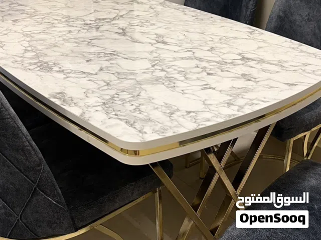 للبيع طاوله طعام نظيفه جدا و كبيره ل 6 اشخاص على