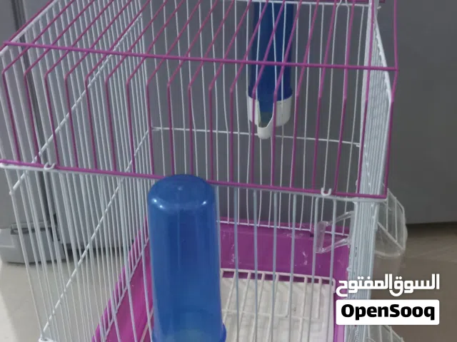 قفص للبيع بحاله جيده للطيور فيه كل شيء  و شبه جديد