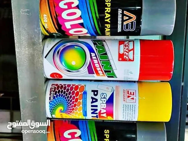 اغراض محل ثلاث فتحات مع الديكور والطاولات