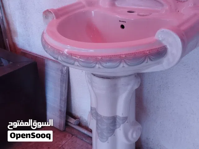 مغسلة حمام فخمة مع البطارية + حوض غسيل للبيع لونه أبيض الكبيره بس عاكسه عليه التصوير الصغيره زهري