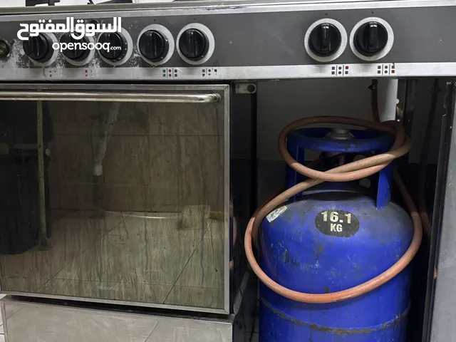 فرن وغاز مع جرة الغاز والفرن شغالين ما عدا وحدة من التسخين
