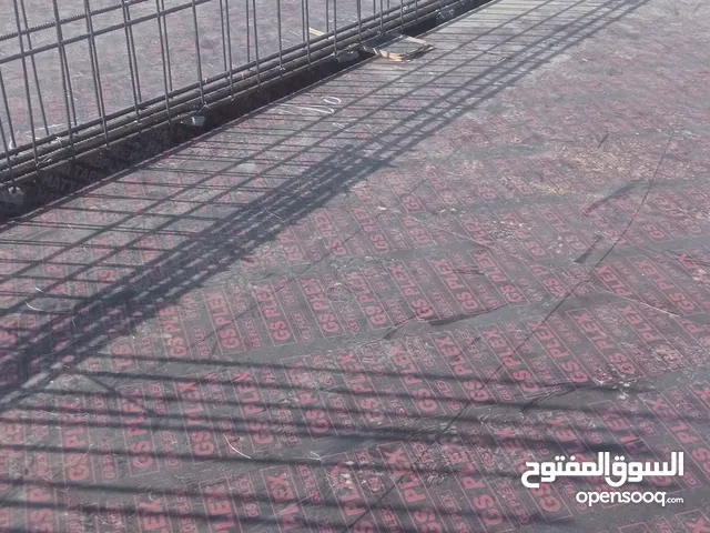 نجار مسلح بالمتر