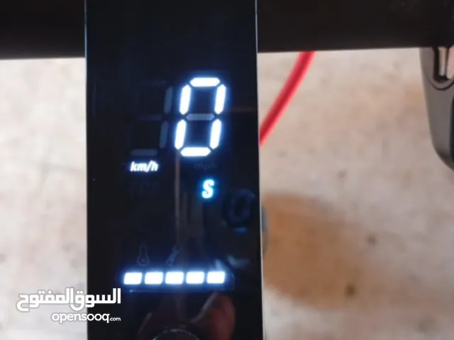 سكوتر كهرباء شاور يمشي بسرعه من 30 الى 32 ويحمل وزن من 100 الى 120 وبمشي بالشحنه من 30 الى 35 كيلو
