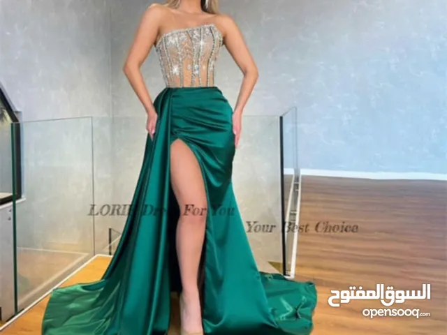فستان باللون الأخضر