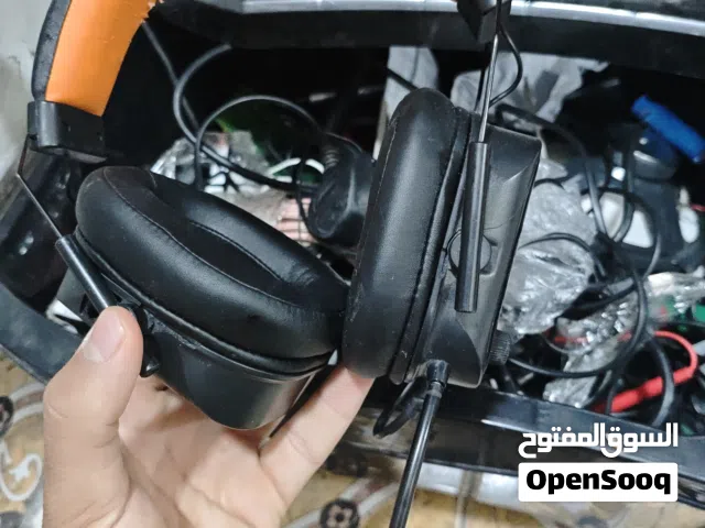 سماعات واير درجه اوله محيطيه بس بيها شخوط و تمزيق من فوق