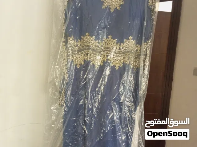 فستان سهرة  تركي لون ازرق وقماش يشبه الليكرا جميل جدا لبسة وحدة للمناسبات  حجم ميديوم عليه استراس