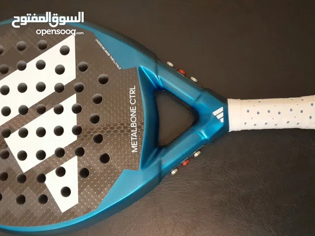 مضرب بادل اديداس ميتالبون نظيف جدا شبه جديد ليس به كسور او خدوش إصدار جديد