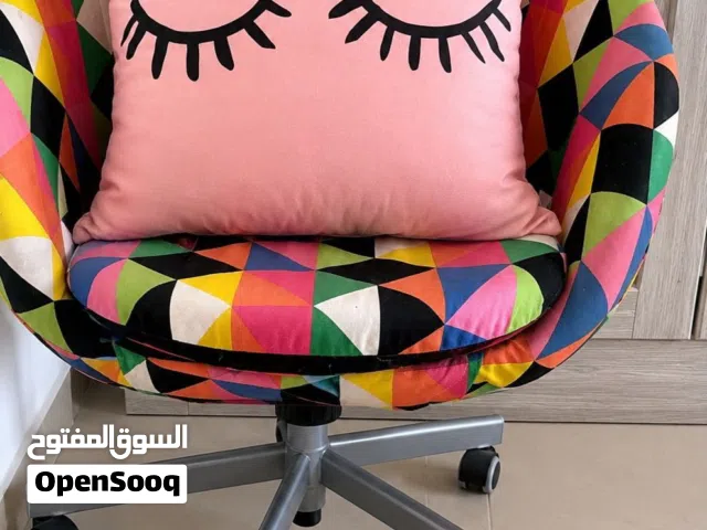 كرسي مكتب مريح ومناسب لدراسه او للقعدات الطويله يوجد معه مخدتين لون زهر