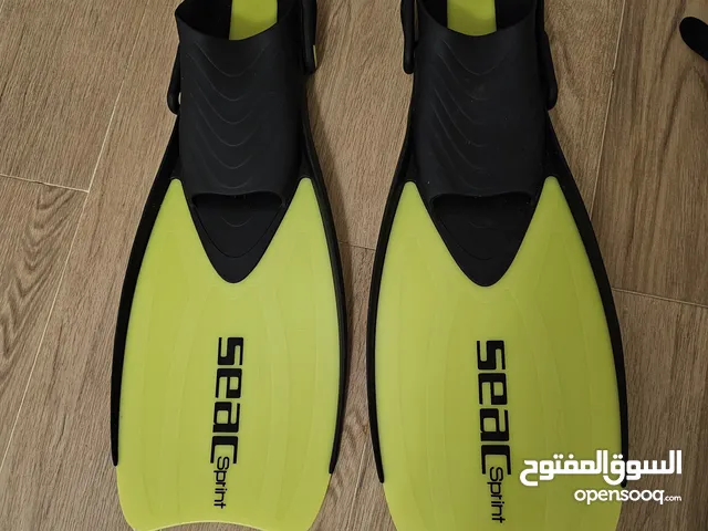 زعانف غوص شبه جديده البيع في جده جودتها عاليه .