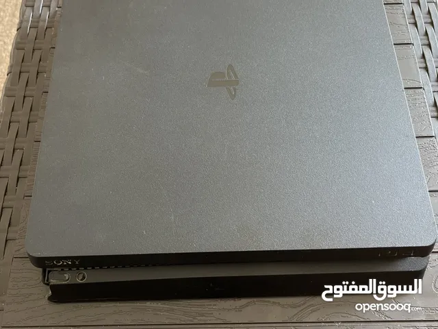 بلاستيشن4 بحالة الوكالة مستعمل آشي خفيف جدا مع ايد اصلية لا يوجد فيها اي عطل