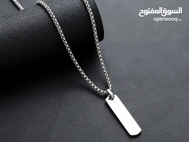 توفرت قلادة الفولاذ الهندسية للرجال متانة ودقة بطلاء ثابت بالفولاذ