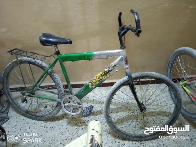 دراجه الله ايبارك كل شي مخدوم تبيلها سلسله بس مقطوه سلسلتها. معاها.