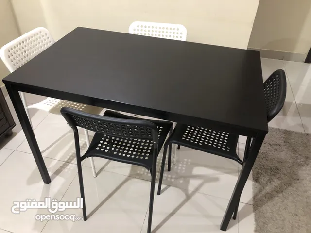 طاولة لون أسود + 4 كراسي لون ابيض مع اسود من ايكيا