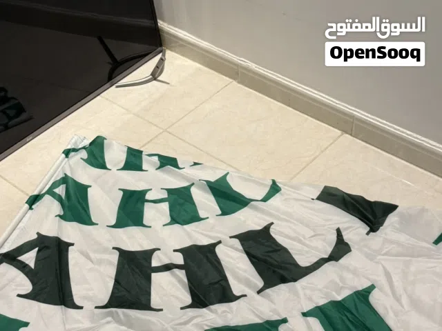 علم (شعار) عليه كتابة بالانجليزي النادي الاهلي السعودي