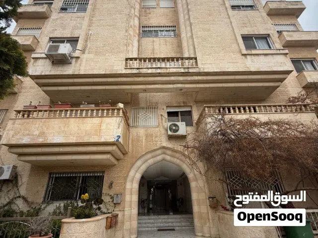 شقة محدثة جديداً بموقع مميز