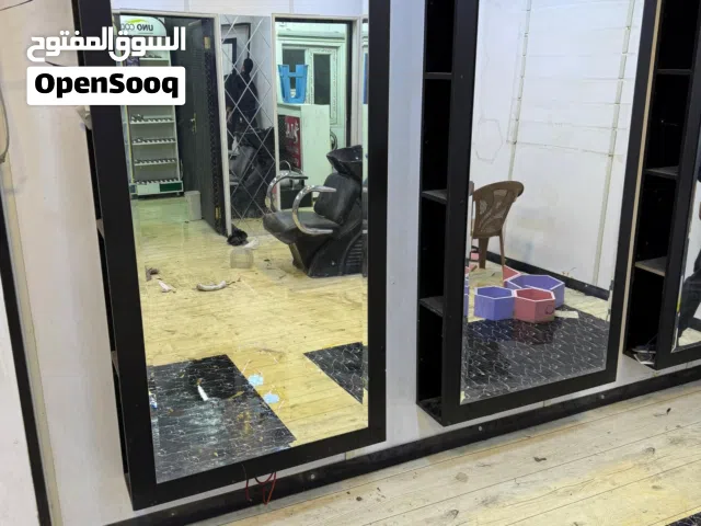 السلام عليكم مرايا مستخدمه للبيع مع رفوف خلفيه