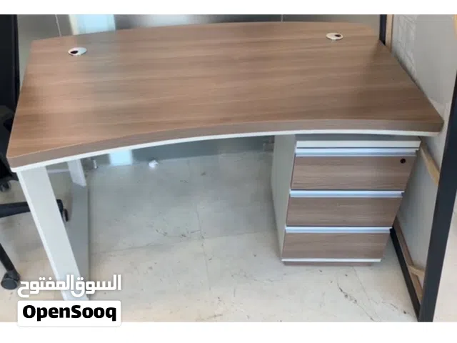 أثاث مكتبي للبيع بحالة الجديد – مكتب وطاولات اجتماعات”