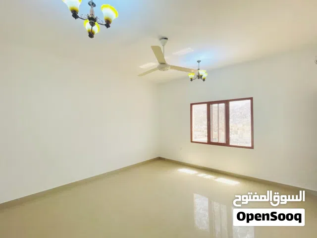 شقه في مطرح بالقرب من الكورنيش