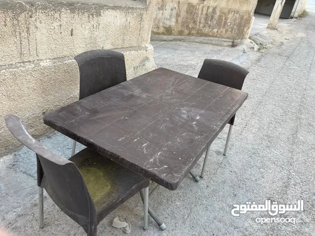 اربع طاولات بنية بلاستيك 2 بحالة ممتازة و2 يوجد كسر بسيط 11 كرس بني 4 كرسي سكني مع 4 طرابيزات بحالة