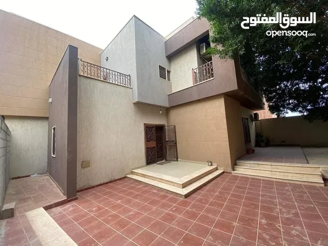 400 m2 3 Bedrooms Townhouse for Rent in Tripoli Al-Bivio