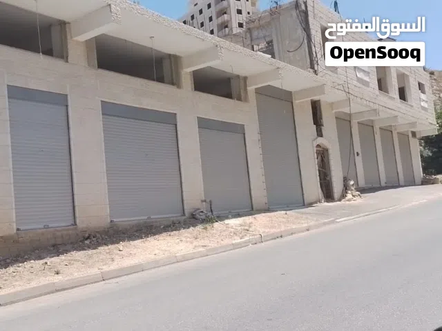 محلات/ مخازن للايجار عين عريك الشارع الرئيسي