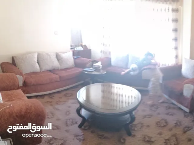 للبيع شقة طابق ارضي قرب دوار الدبابة مساحة 100+ترس وبلكونة