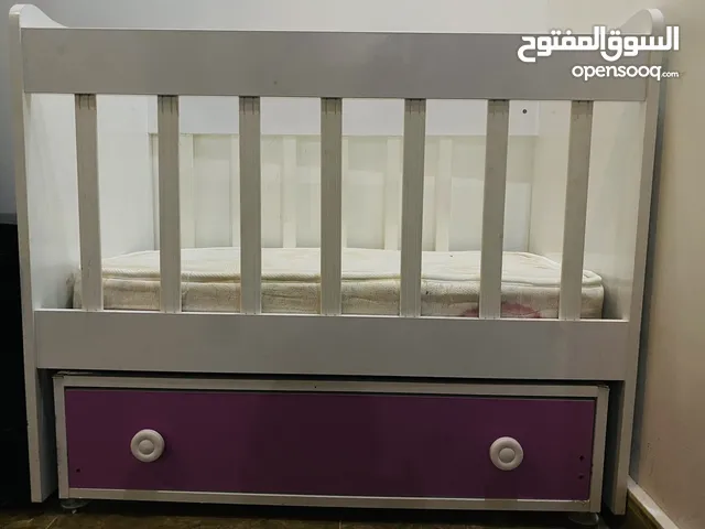 سرير اطفال لوح هزاز بالدرج