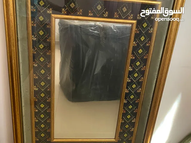 مرآة مراية مع اطار خشبي مطرز جميل الشكل للغرفة الضيوف او غرفة المعيشة 98 طول وعرض 64 سم.