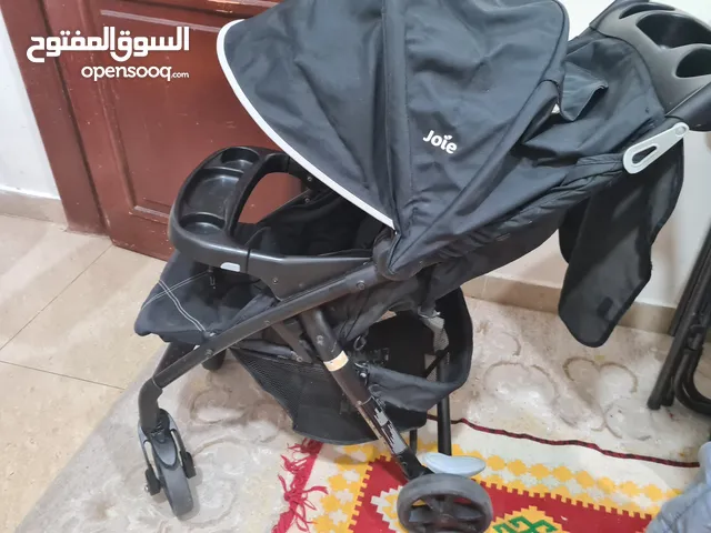 عربة أطفال استعمال خفيف وماركة بحالة ممتازة