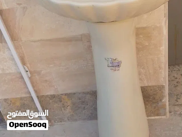 مغسله نظيفه مع القاعده تاعتها وكاله بسعر مغري