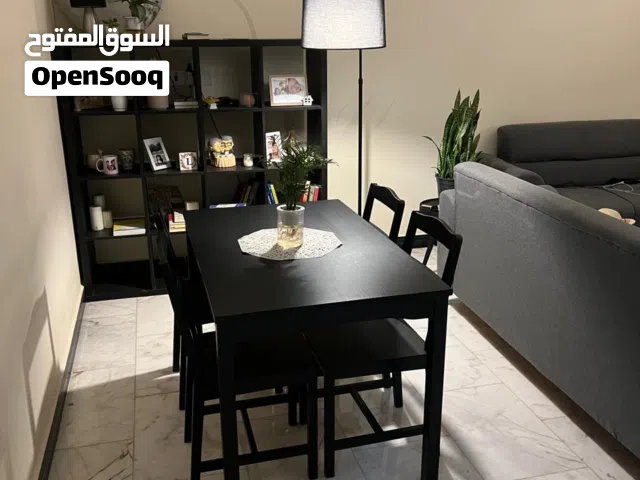 ميز طعام مع رفوف