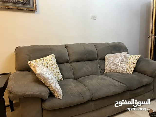 كنب مستعمل وقوي جداً لكن لونه يحتاج الى تجديد وقابل رؤيته بالحقيقة قبل الشراء للتأكد