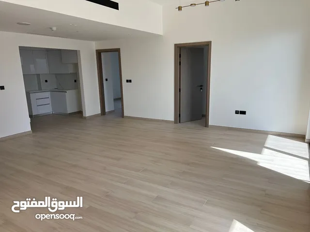 شقه غرفتين وصاله لإيجار في اكثر منطقه حيويه ومخدمه بالكامل في دبي