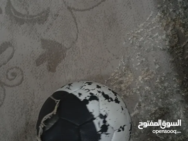 كرة قدم للبيع شعار ريال مدريد ابيض و اسود بسعر 500 فلس