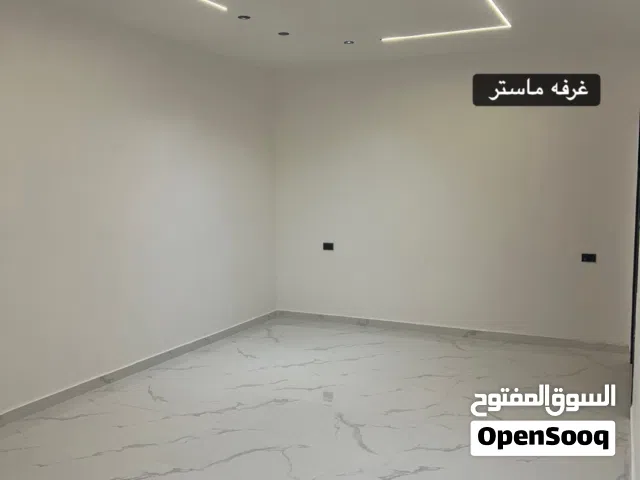 شقة واسعة ومميزة تقع في الدور الأول مع مصعد وموقف سيارات. مساحة الشقة 153 متر (بدون البلكونات).