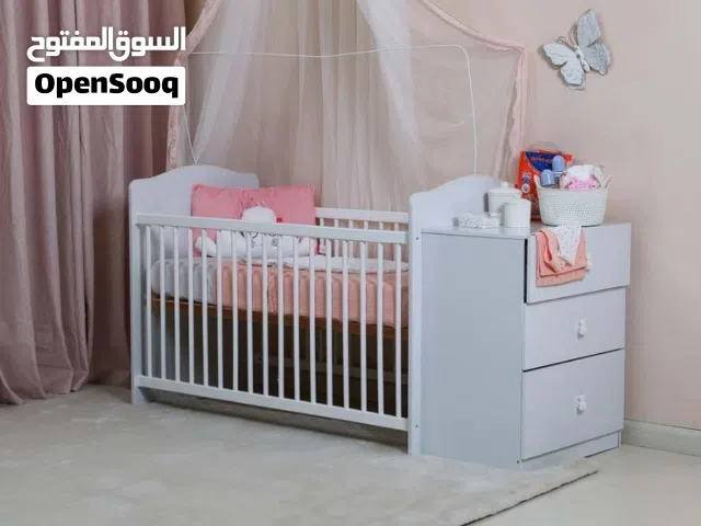 White convertible baby crib with mattress and attached changing dresser - Excellent condition
