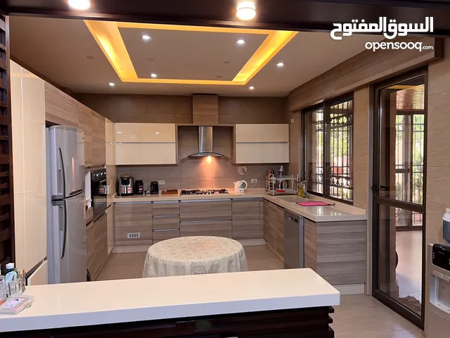 320m2 4 Bedrooms Apartments for Sale in Amman Um El Summaq