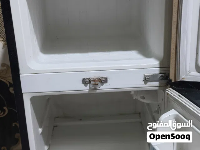 ثلاجة نضيفه جدا مال غرفة