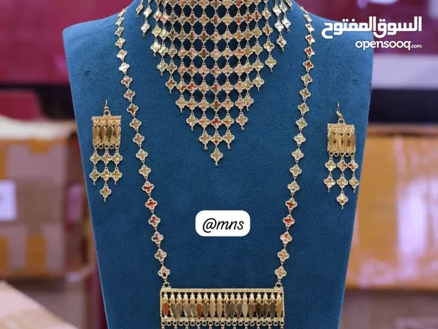 طقم نسائي مطلي ذهب