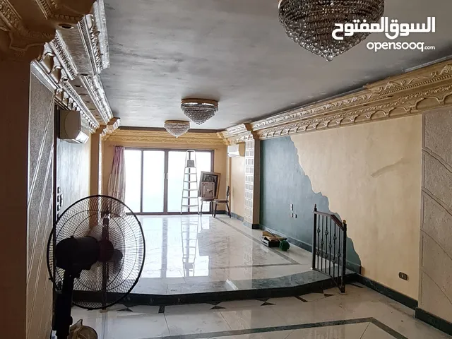 شقة بالعباسية القاهرة للايجار 170م تشطيب الترا سوبر لوكس بالمكيفات دور سادس اسانسير عداد قديم، غاز
