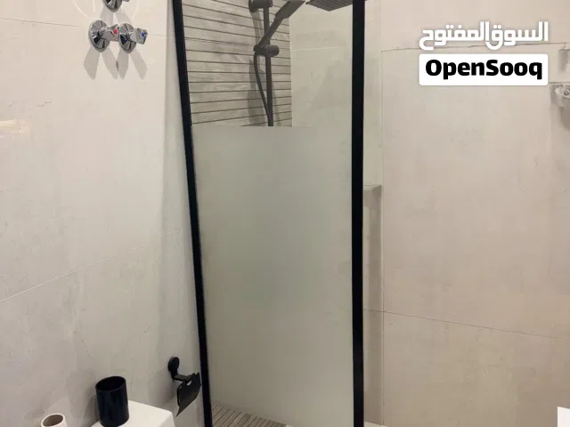 حل مشكلة تسريب الماء:عزل تام للمياه وضمان عدم خروج قطرة ماء خارج الشاور تفصيل شاورات زجاج سيكوريت