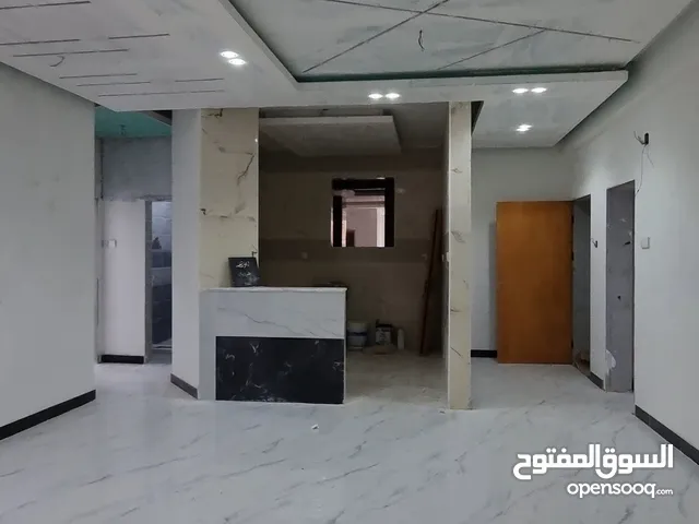 شقة للبيع شبه جاهزة في صنعاء حده - الحي السياسي مساحة واسعة واسعار مميزة