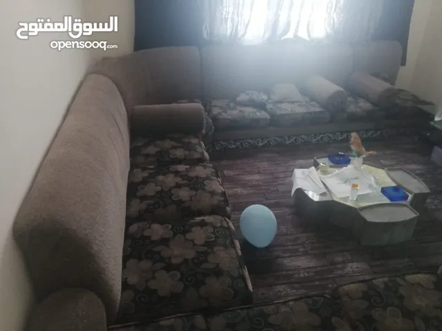 مجلس بحاجه تنجيد وتزبيط وسرير مفرد عدد 2 للبيع