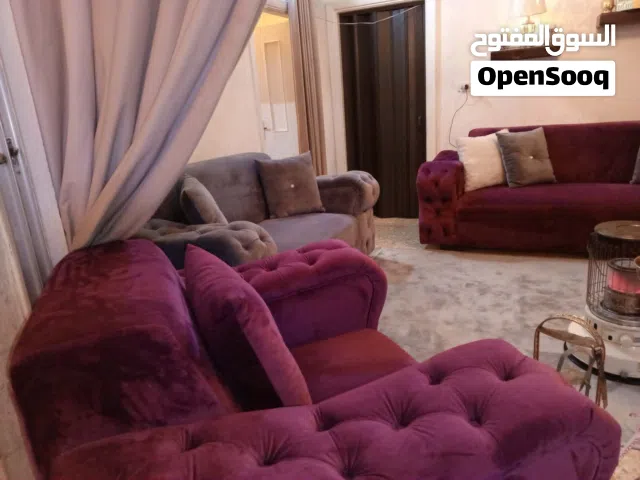 للبيع ••طقم كنب بتصميم ملكي لغرفة معيشة تنبض بالأناقة