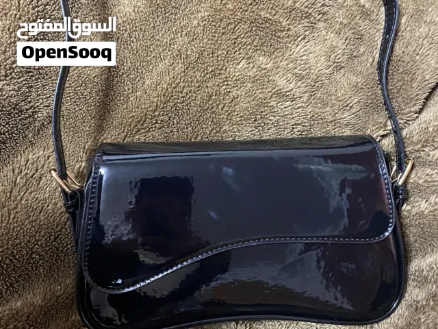 شنطة كتف جلد لامع أسود جديدة بالكيس – ستايل أنيق وعصري