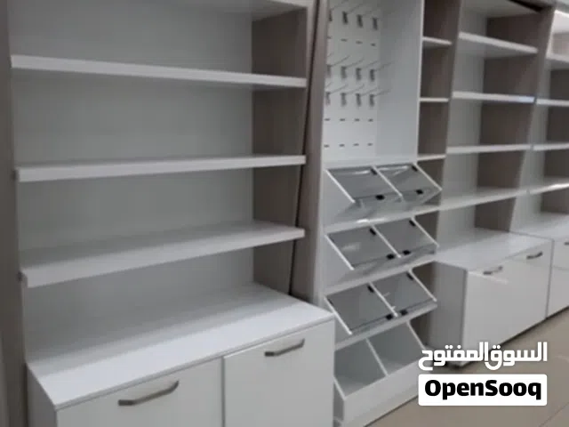 ديكور محل لبيع. يحتوي علي 2 تلاجات عرض.  ودولاب عرض. فترينة  مرش عرض ف صور ملاحظه. بيع الديكور فقط